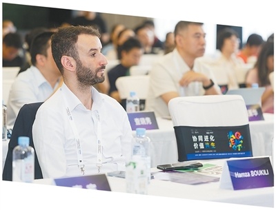 伯涵峥参加2026世界人工智能大会分论坛。
