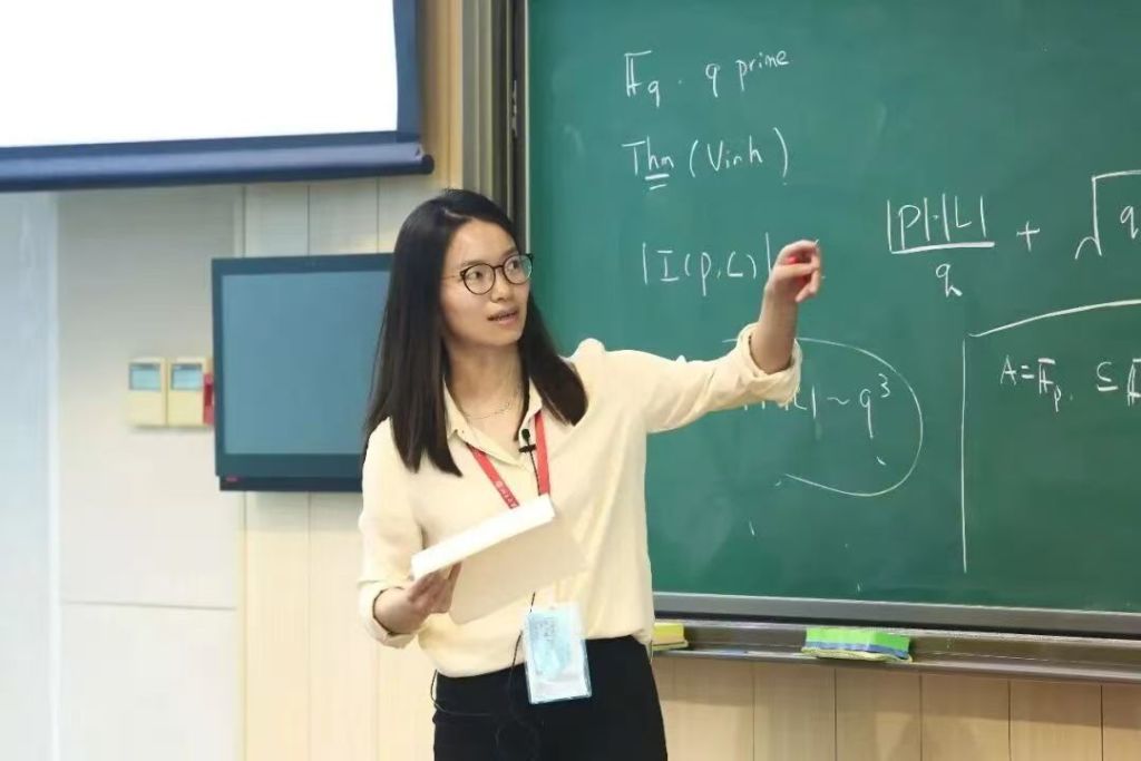 2023年夏，北京大学数学学科创建110周年庆典活动北大数学校友论坛上，王虹作学术报告。图/北京大学数学科学学院官方微信公众号