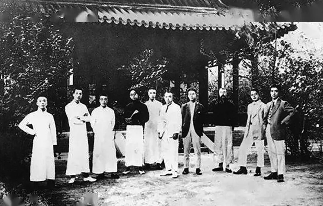 ◆1920年,少年中国学会周年纪念时部分会员在北京岳云别墅的合影。右起:二为黄日葵,三为李大钊,七为张申府,九为邓中夏。