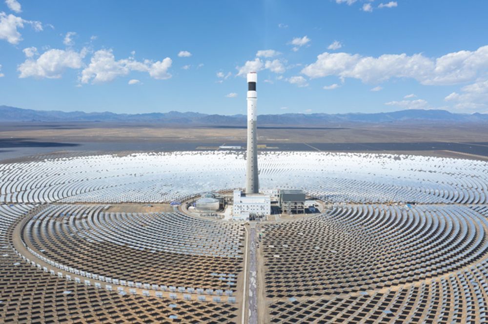 吐鲁番1吉瓦“光伏+光热”一体化项目航拍。蔡俊杰 摄