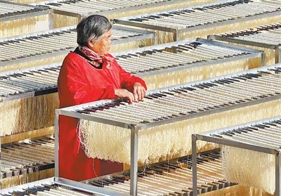 江西南昌市新建区石埠镇观背村，村民正在晾晒手工挂面。马达加斯加籍留学生 白松韵摄