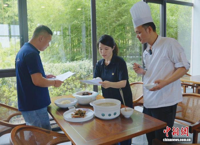余纪萱在工作中。受访者供图