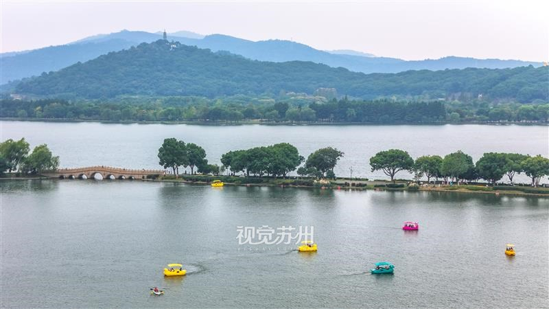 10月18日,苏州石湖景区秋意盎然,恰逢周末,不少市民前来休闲观光,乘坐游艇泛舟湖上。秋日石湖山水相映、风光旖旎,成为市民就近休闲出游的热门去处。