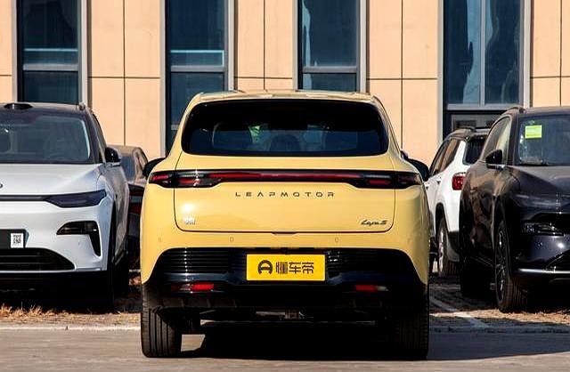 江阴街头堵车到寸步难行，细君坐后排说膝盖顶着前座-有驾