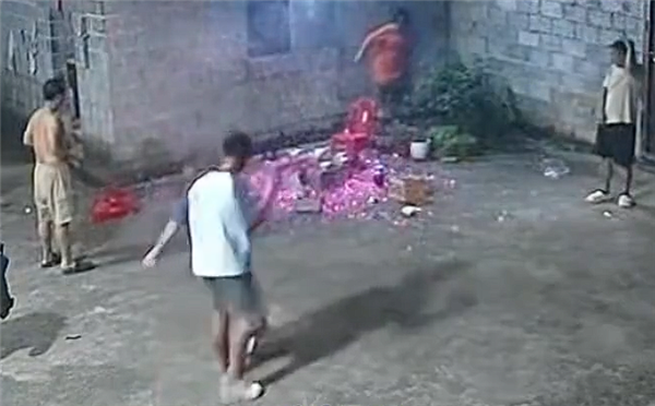 7人水泥地上烧烤突发爆炸火花四溅 消防科普:不良导热体风险很高