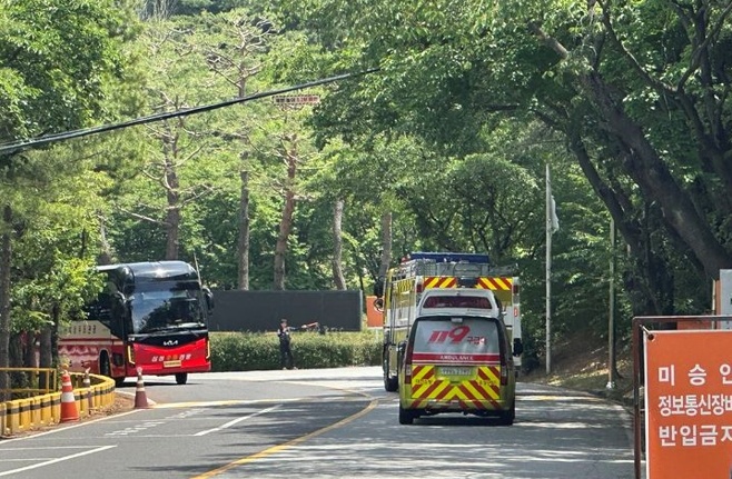 韩国韩华航空航天公司6月1日发生爆炸事故，救护车和消防车前往现场 图源：韩媒
