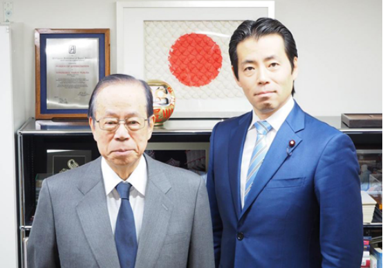 福田康夫与长子福田达夫的合影。（图源：福田达夫个人网站）
