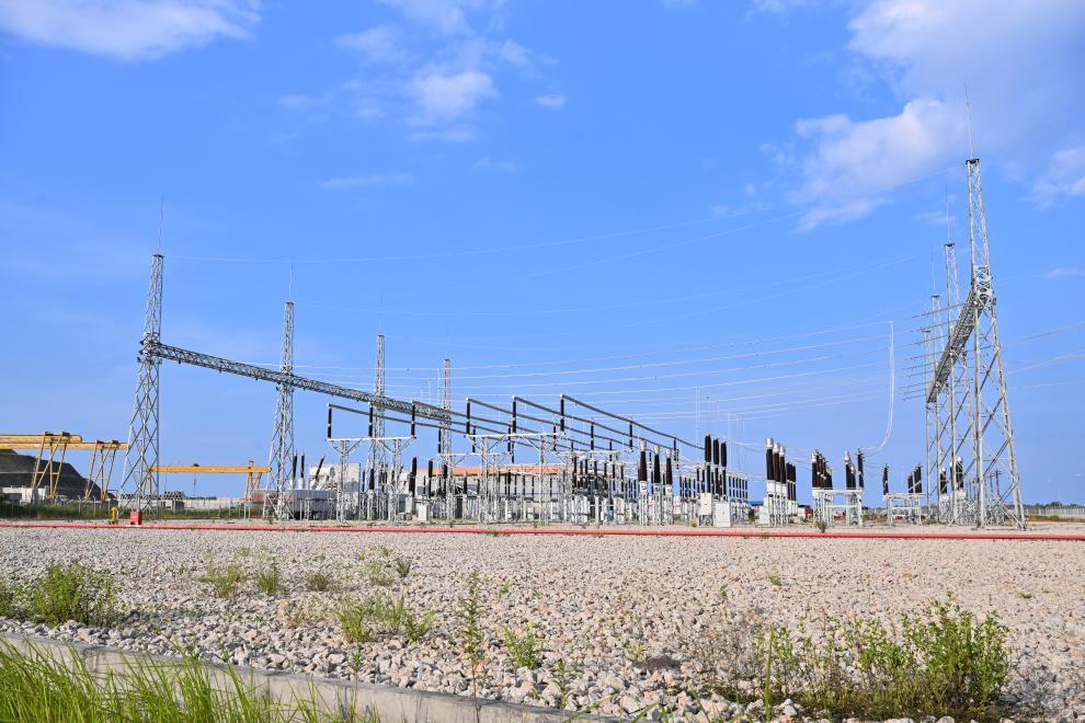 这是2024年6月13日在马来西亚彭亨州马中关丹产业园拍摄的一座由北部湾港集团投资建设的275千伏变电站。新华社记者 程一恒 摄