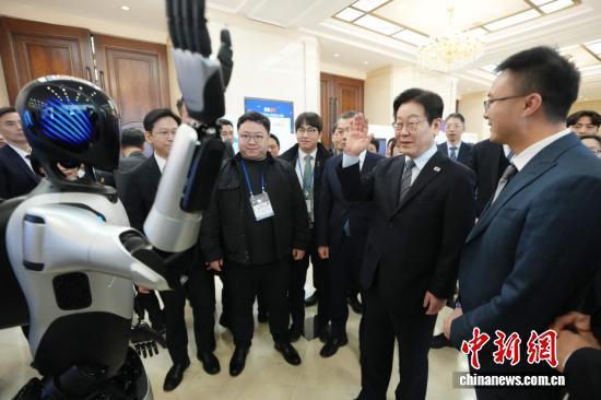 1月7日，中韩创新创业论坛在上海举行。韩国总统李在明一行出席，并于论坛期间与中国智元人形机器人握手，了解人形机器人领域的发展现状。