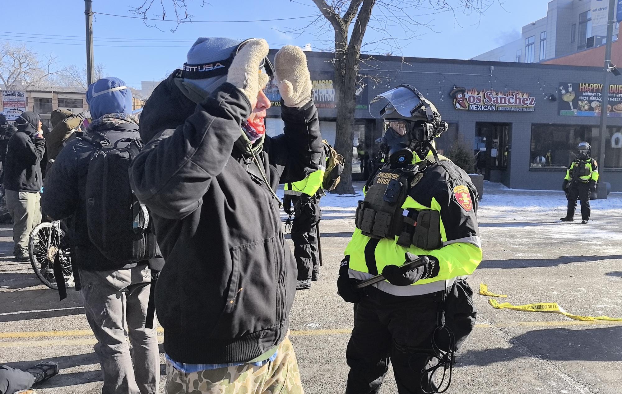 这是1月24日在美国明尼苏达州明尼阿波利斯市拍摄的示威抗议现场。新华社发