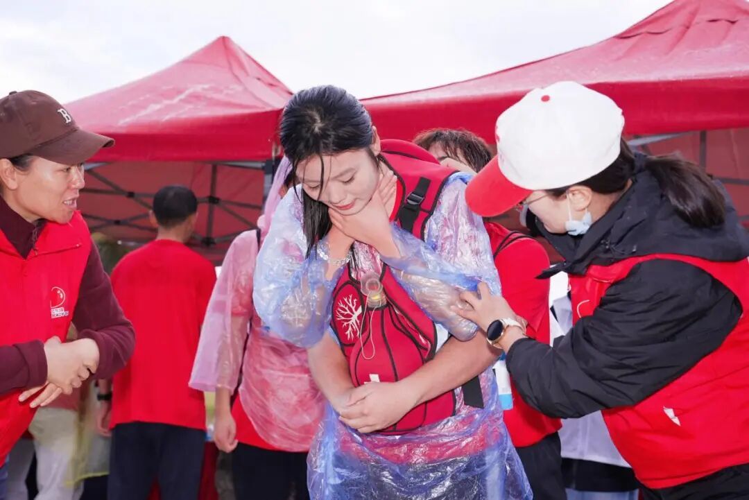 选手们正在赛场上完成“气道异物梗阻处置”任务