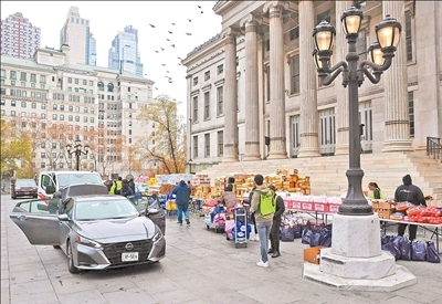 美国密歇根大学近日发布的调查显示，美国消费者信心指数持续下降，高物价和收入下滑令消费者感到沮丧。图为在美国纽约拍摄的一处免费食物发放点。新华社发