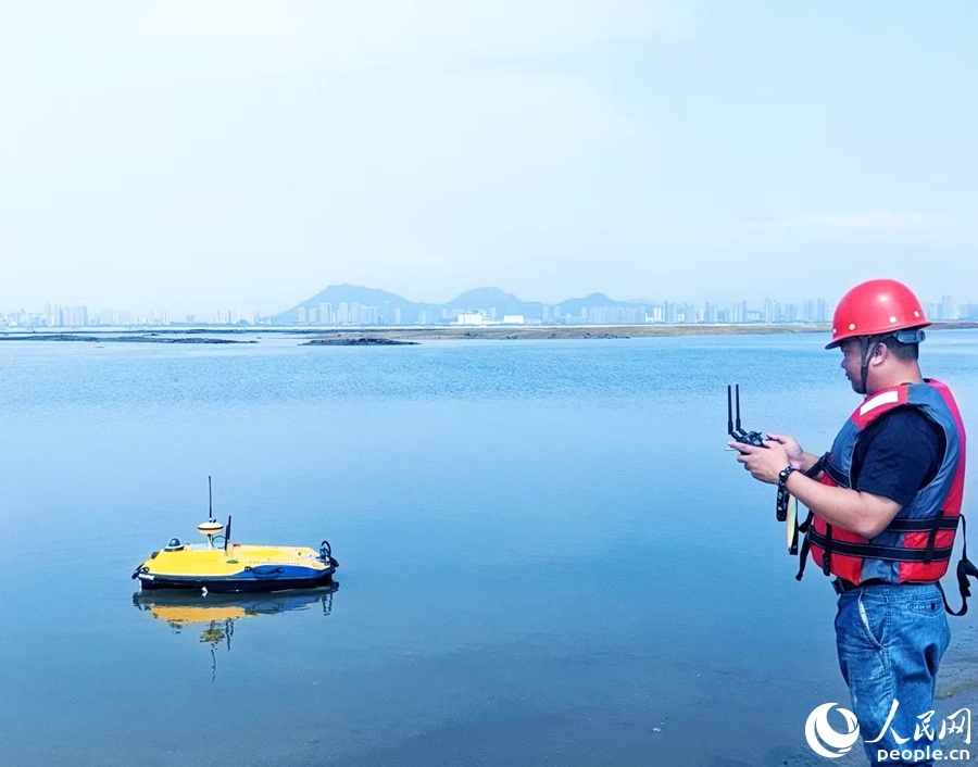 无人船水下地形测绘与海洋监测。人民网记者 陈博摄