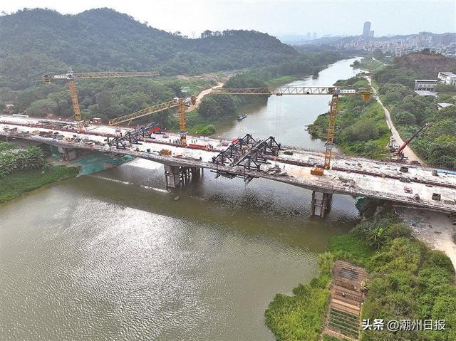 砚峰路北溪大桥主桥顺利合龙。 潮州日报全媒体记者 李昊 摄