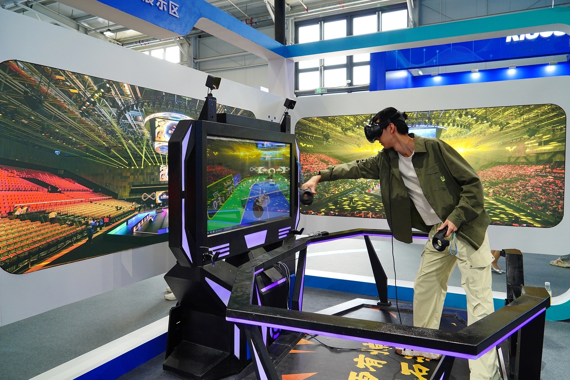 2025年服贸会上，观众体验VR健身器材