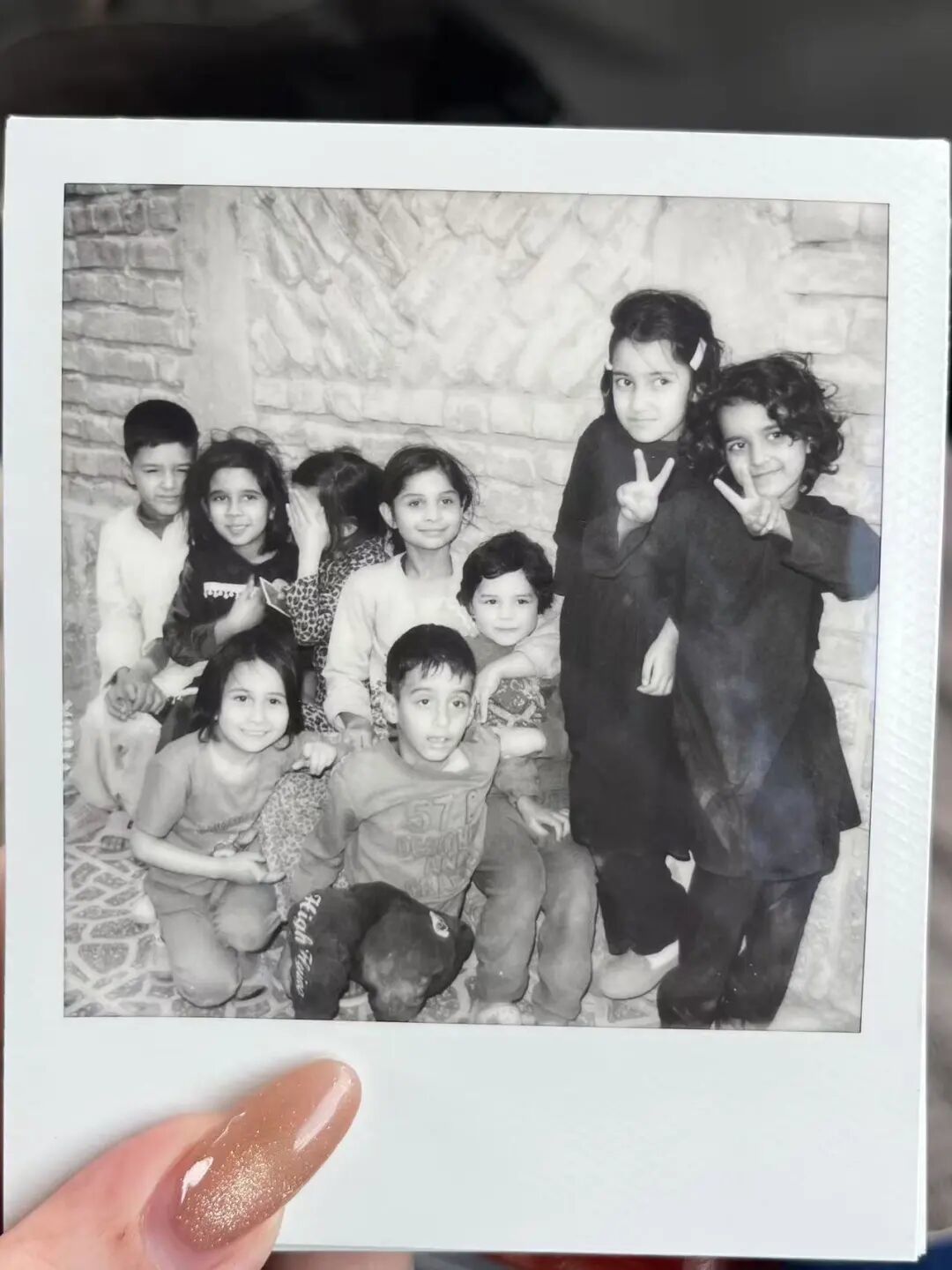 阿富汗当地的孩子对小玉一行人十分友好。(图/受访者提供)