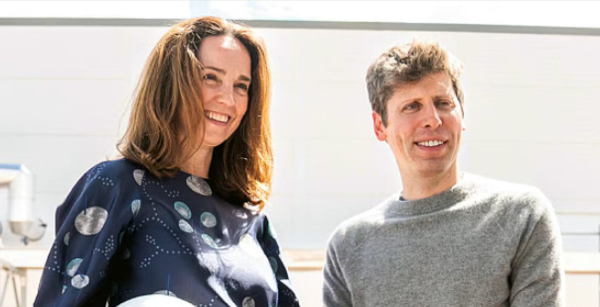 CFO萨拉·弗莱尔(左)