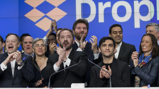 2018 年 3 月 23 日,纽约纳斯达克交易所,Dropbox 首席执行官德鲁・休斯顿与联合创始人阿拉什・费尔多西一同敲响上市钟声。该公司上市首日开盘价为每股 29 美元。
