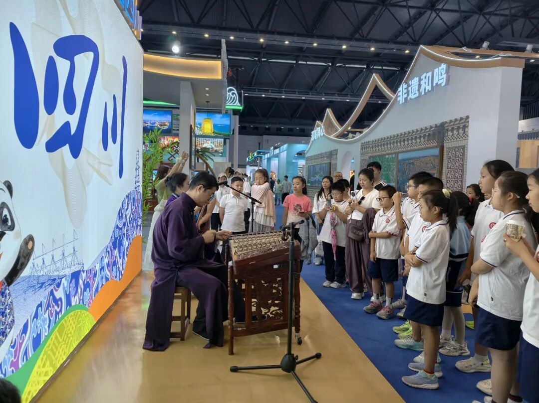 展厅内的非遗展演吸引孩子们驻足观看。
