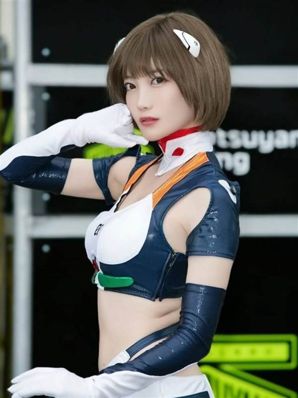 日本赛车女郎Cos初代女神绫波丽 身高腿长太顶了