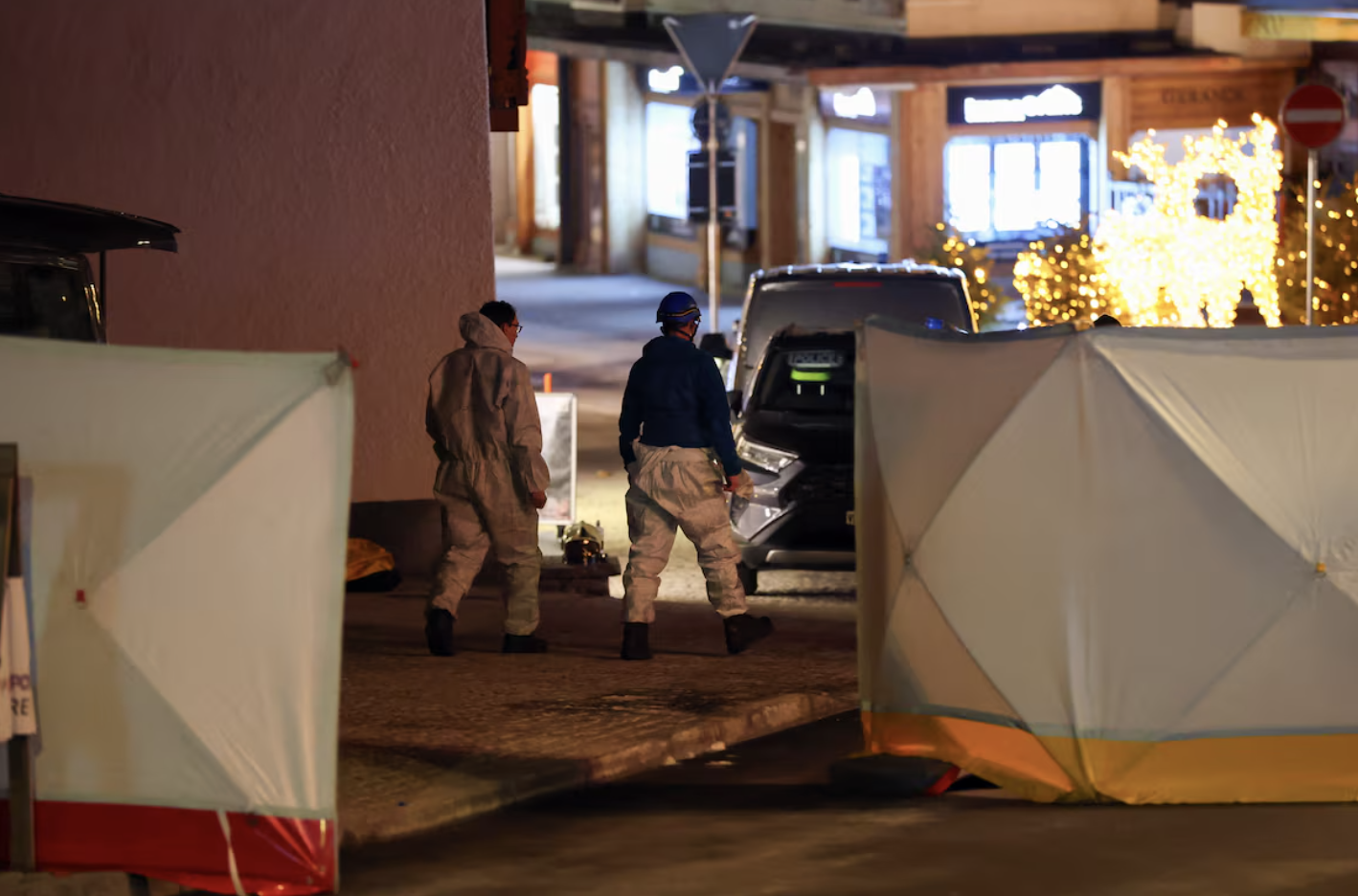 ▲调查人员在瑞士酒吧事故现场进行调查