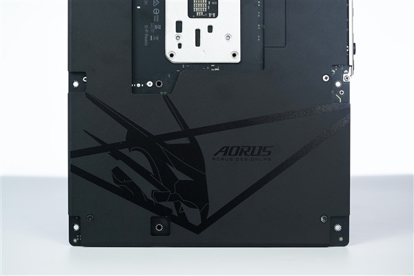 16+2+2相供电 配4路M.2!技嘉B850 AORUS ELITE X3D图赏