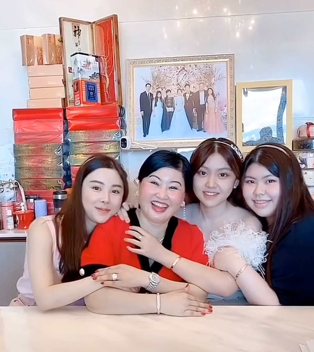 左至右:蔡天凤,妈妈张燕花,两个妹妹。