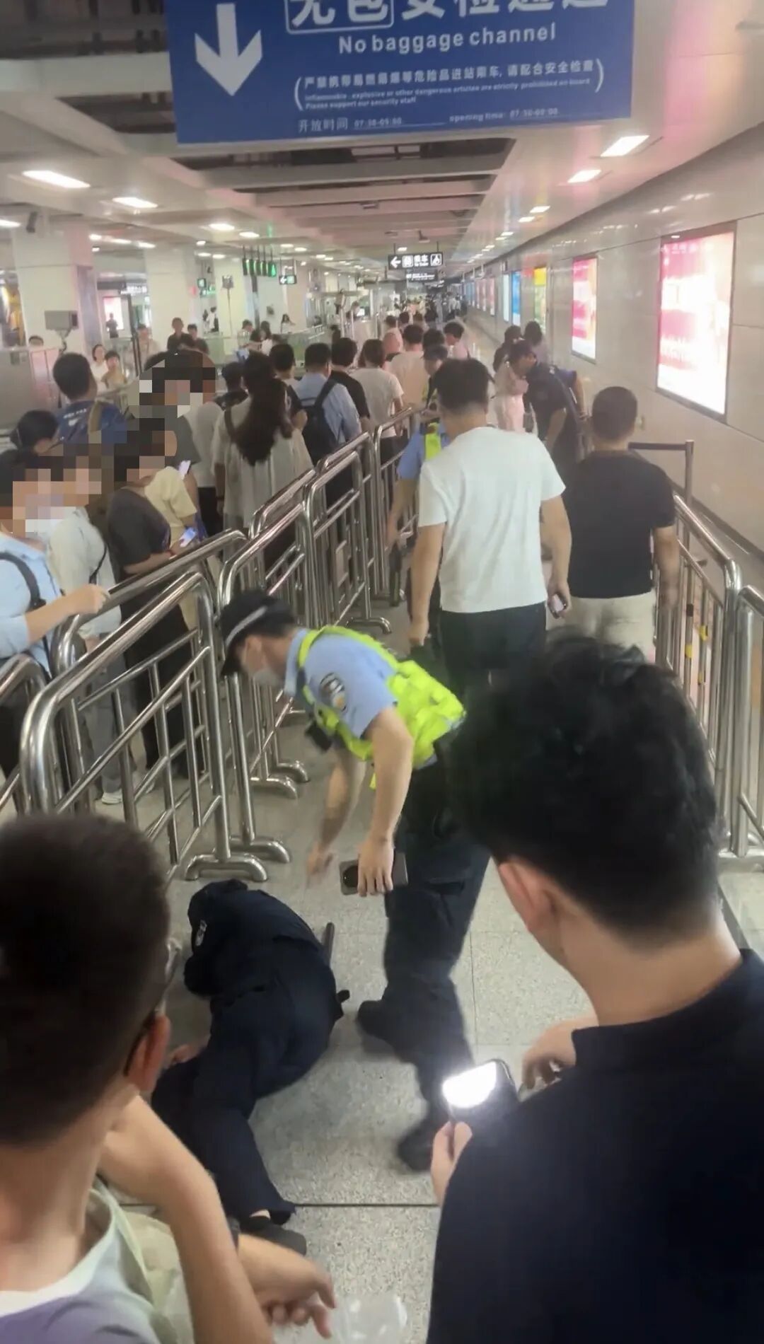 △安检员被撞倒在地。视频截图