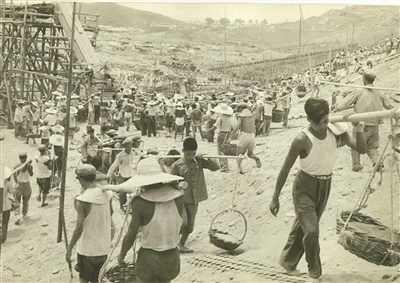 亨利&middot;卡蒂埃-布列松拍摄的十三陵水库修建现场 1958年