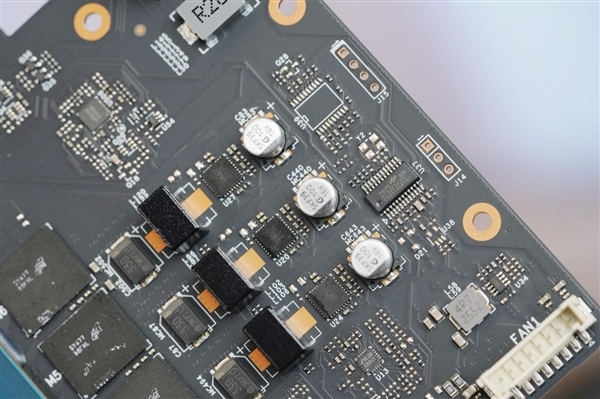 嘻哈涂鸦太吸睛！七彩虹RTX 5070 Ultra OC 12GB图赏