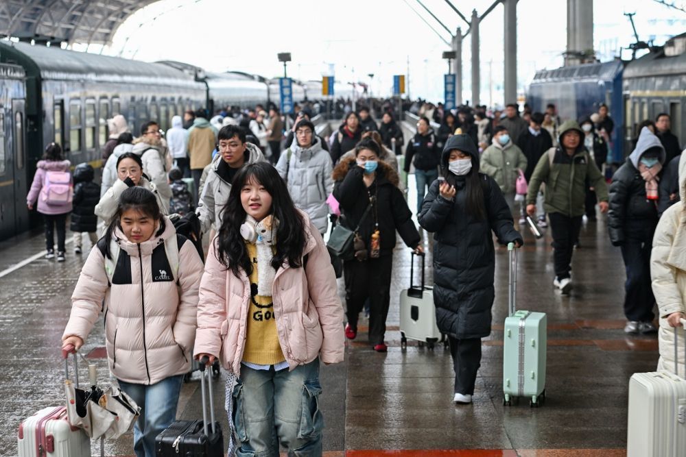 2026年1月1日，旅客抵达南京火车站。新华社发（杨素平摄）