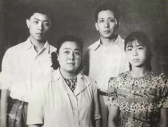 1953年全家合影，前排左起：丁玲、蒋祖慧，后排左起：蒋祖林、陈明。