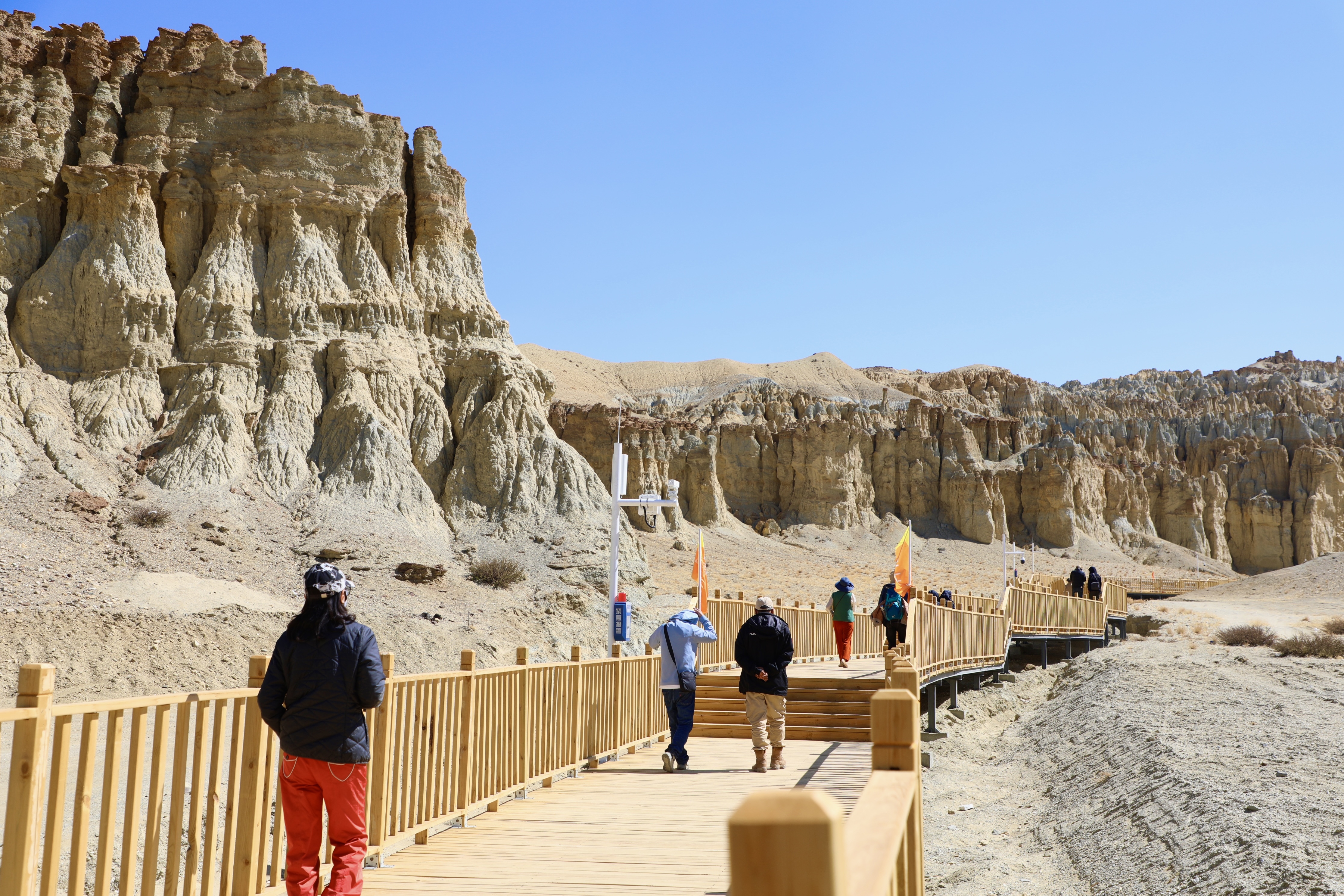 图为游客们在香孜五彩土林景区内游览。记者 永青 摄