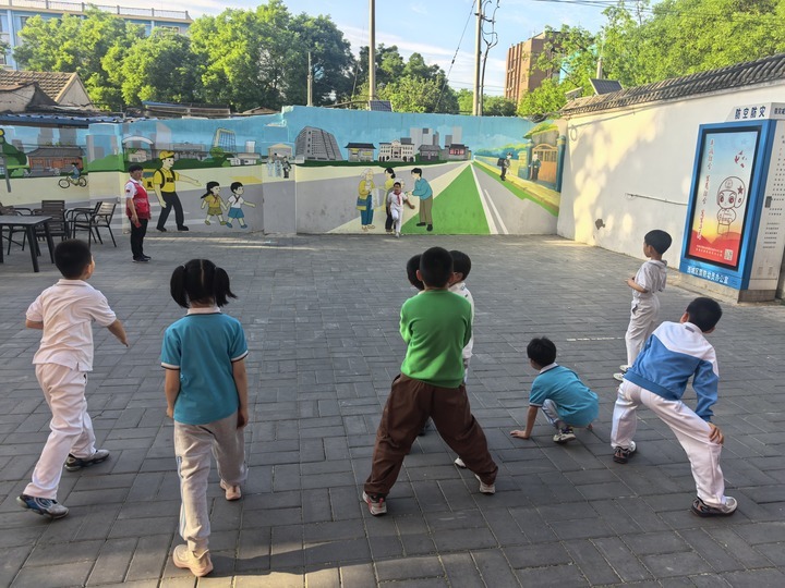 2026年5月18日下午，北京西城区广安门内街道核桃园“老幼共托”试点内，孩子们在老师的看护下活动。新华社记者夏子麟 摄