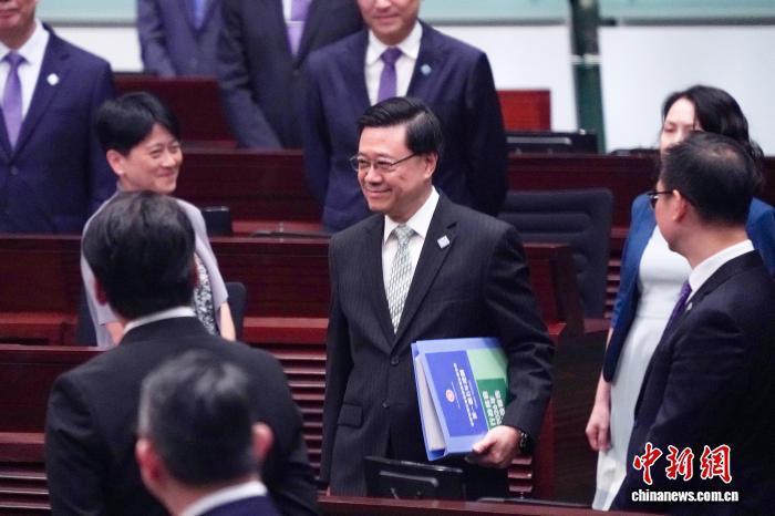 9月16日,香港特区行政长官李家超在特区立法会公布《香港特别行政区经济和社会发展第一个五年规划(2026—2030年)》。图为李家超步入立法会。 中新社记者 张祥毅 摄