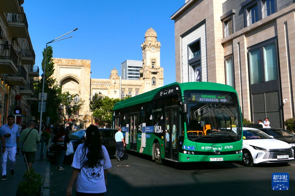 7月30日,一辆比亚迪电动公交车行驶在阿塞拜疆首都巴库市中心的街道上。新华社记者 陈俊锋 摄