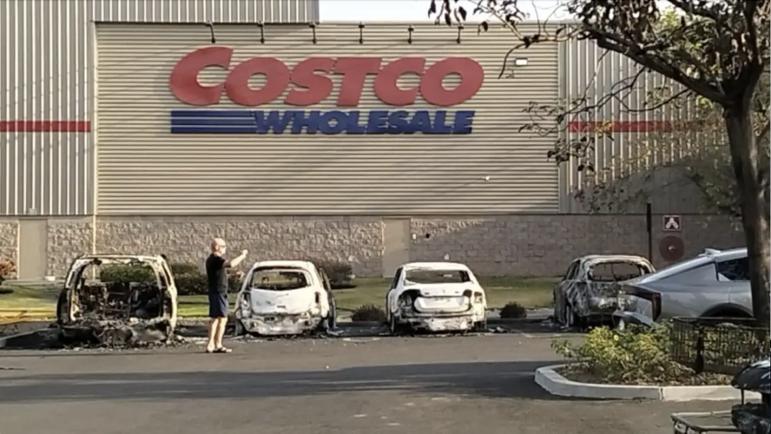 ◆巴亚尔塔港的COSTCO超市周围一片狼藉。(图源:Osvaldo Granados)