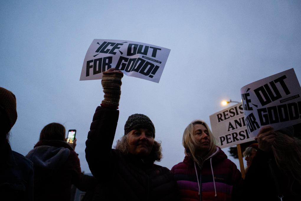 1月25日，在美国加利福尼亚州旧金山，人们为亚历克斯&middot;普雷蒂举行烛光悼念活动。明尼苏达州最大城市明尼阿波利斯24日再次发生联邦执法人员开枪杀人事件，造成37岁白人男子亚历克斯&middot;普雷蒂死亡。普雷蒂是该市退伍军人医院一名重症监护室护士。新华社发（朱子于摄）