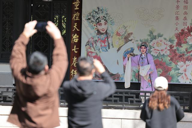 10月6日,临清宛园景区的戏曲表演。 许金松 摄
