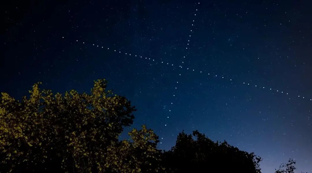 ▲SpaceX的星链划过夜空(图/视频截图)