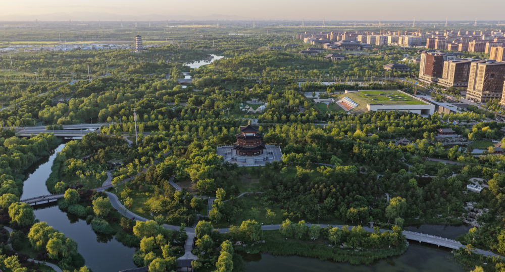 这是在河北雄安新区悦容公园拍摄的初夏景色(2026年5月28日摄,无人机照片)。新华社记者 苏凯洋 摄