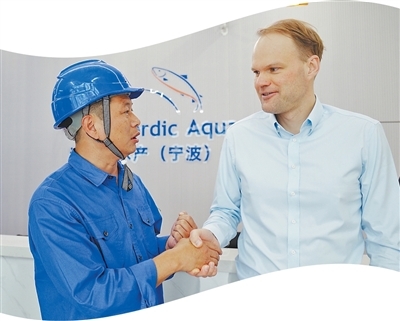 童安睿（右）与国网象山县供电有限公司鹤浦供电所所长李永军合影。