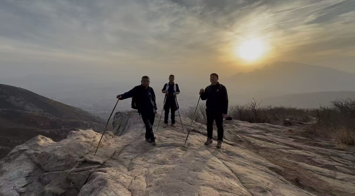 （蔡冠杰和同事们上山春节值班）