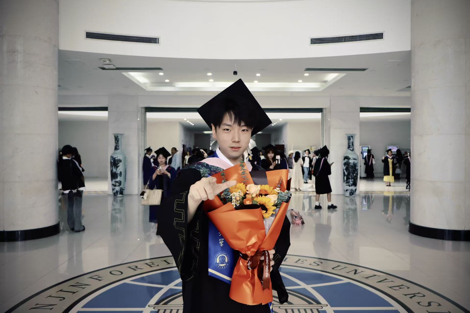 身穿学士服的孟庆睿（央广网发 天津外国语大学供图）