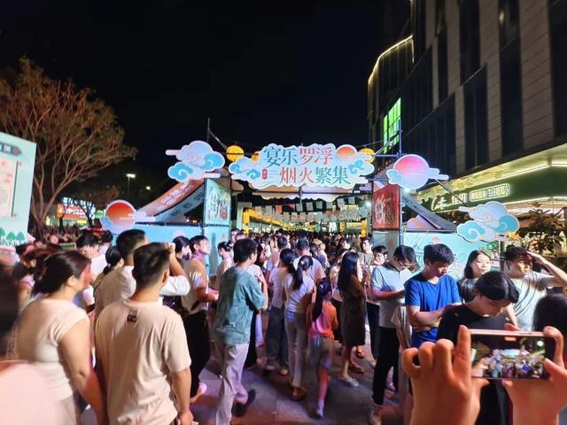 今年中秋假期期间,港惠购物中心的宋韵市集人潮涌动。