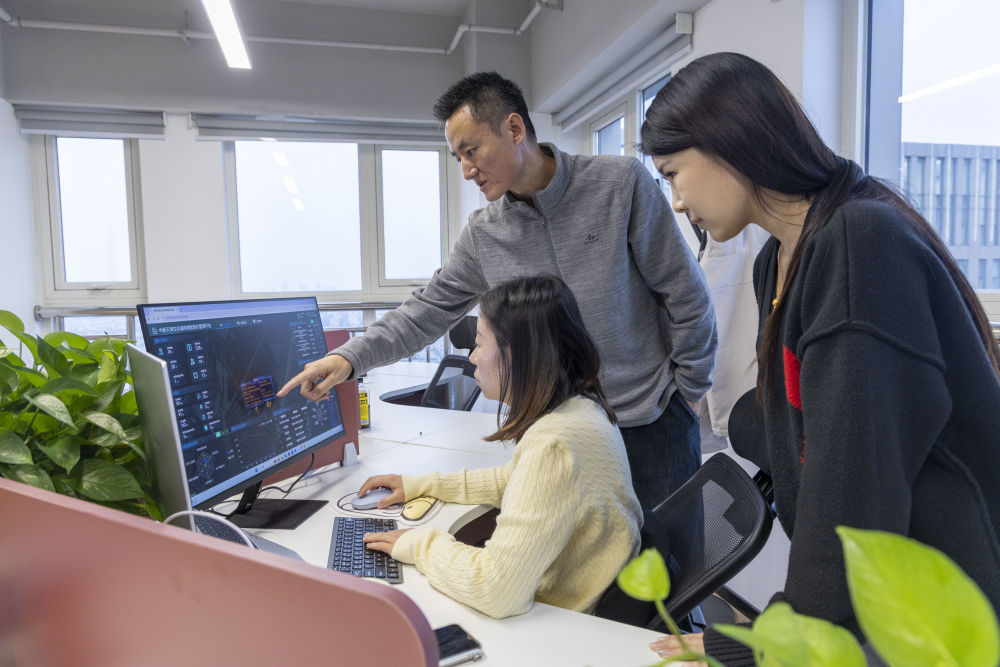 云梯科技工作人员通过智慧化管理平台监控电梯安全。新华社发