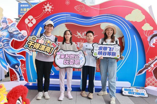 亲子家庭在展会打卡拍照。