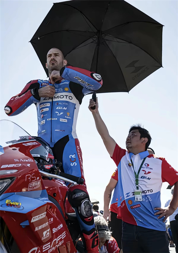 曾因年事大被雅马哈解约 34岁法国车手DBS凭张雪机车逆袭