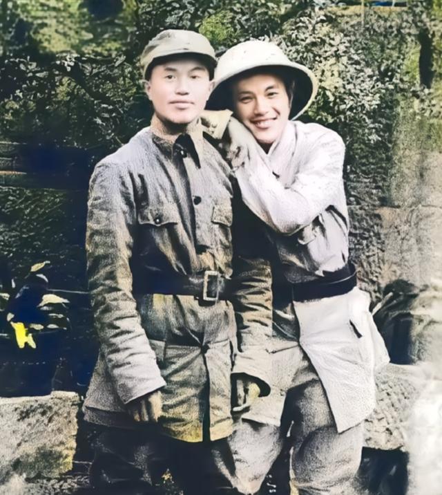 皮定均（左）与张力雄（一纵3旅政委）