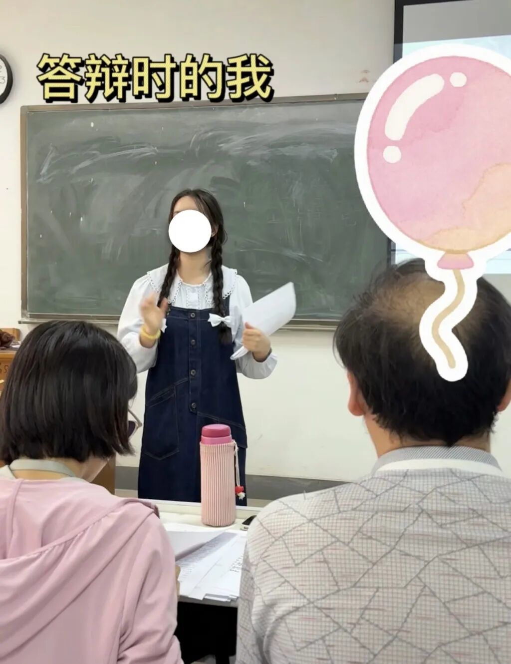 吴潇参加毕业论文答辩。毕业时她获得“优秀毕业生”和“专业成绩第一”的荣誉。